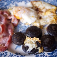 Not quite a "full English" Breakfast, as it is missing baked beans and fried tomatoes, but the basics are there.
